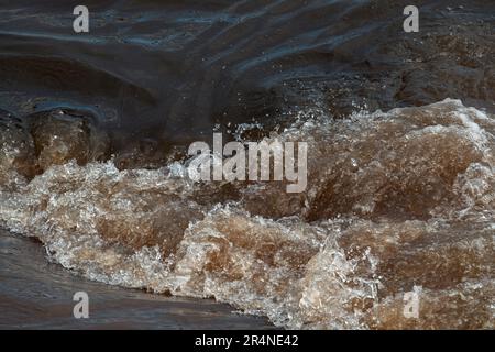 Abwasserrohre in den Fluss, Wasserverschmutzung und Umweltschadenkonzept, selektiver Fokus Stockfoto