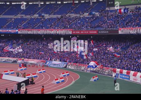 Yokohama F. Marinos-Fans im Nissan Stadium Stockfoto