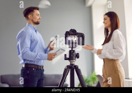 Moderne digitale Videokamera zur Aufnahme eines Journalistischen Interviews im Fernsehstudio Stockfoto