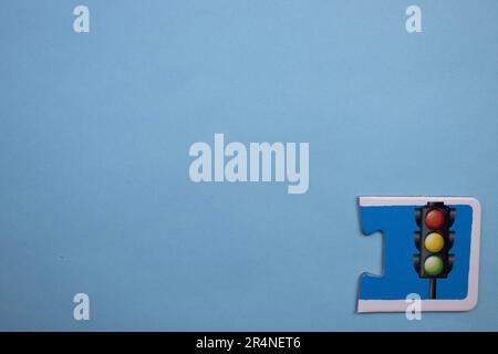 Puzzles auf dem blauen Hintergrund platzieren. Ampeln. Stockfoto