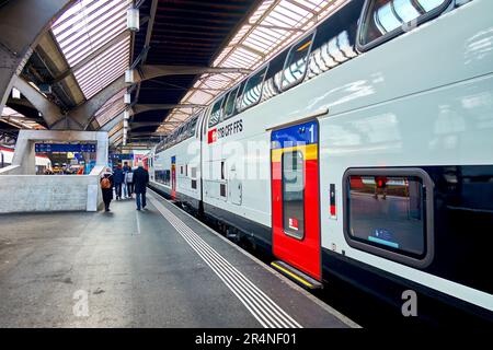 ZÜRICH, SCHWEIZ - 3. APRIL 2022: Der Intercity auf dem Bahnsteig im Bahnhof Zürich, am 3. April in Zürich, Schweiz Stockfoto