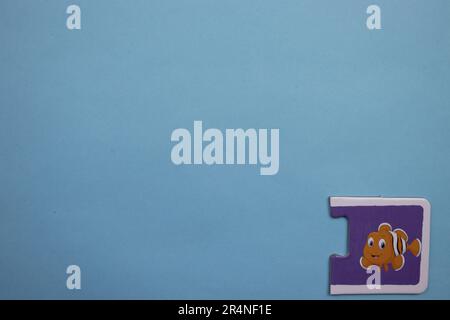 Puzzles auf blauem Hintergrund platzieren. Fisch Stockfoto