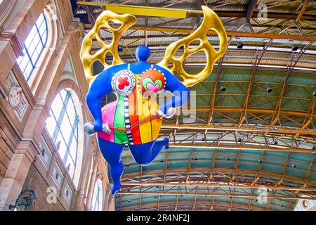 ZÜRICH, SCHWEIZ - 3. APRIL 2022: L'ange protecteur Kunstinstallation in der Haupthalle des Züricher Hauptbahnhofs am 3. April in Zürich, Schweiz Stockfoto