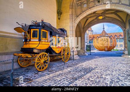 ZÜRICH, SCHWEIZ - 3. APRIL 2022: Die malerische alte Kutsche am Haupteingang zum Landesmuseum Zürich, am 3. April in Zürich, Schweiz Stockfoto