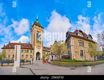 ZÜRICH, SCHWEIZ - 3. APRIL 2022: Panorama der Hauptfassade des Landesmuseums, am 3. April in Zürich, Schweiz Stockfoto