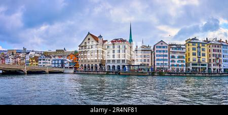 ZÜRICH, SCHWEIZ - 3. APRIL 2022: Panoramablick auf malerische Wohnhäuser am Ufer von Limmatquai, am 3. April in Zürich, Schweiz Stockfoto