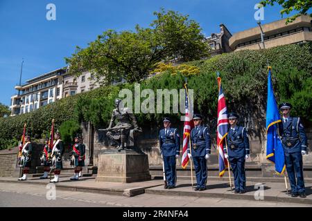 Mitglieder der Balaclava Company, des Royal Regiment of Scotland Colour Party und der US Airforce 48. Fighter Wing Honour Guard während der Kranzverlegung im Call Memorial, Princes Street Gardens, Edinburgh, anlässlich des Scottish American Memorial Day 2023, der die Opfer der Schotten im Ersten Weltkrieg feierte. Foto: Montag, 29. Mai 2023. Stockfoto