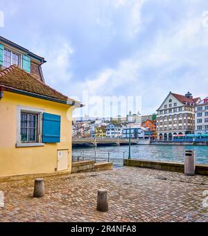 Schipfe-Ufer mit Blick auf den Fluss Limmat, Limmatquai und Häuser des Stadtviertels Niederdorf, Zürich, Schweiz Stockfoto