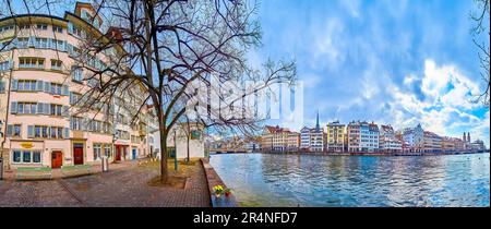 ZÜRICH, SCHWEIZ - 3. APRIL 2022: Großes Panorama des Flusses Limmat und seiner Ufer mit mittelalterlichen Häusern, am 3. April in Zürich, Schweiz Stockfoto