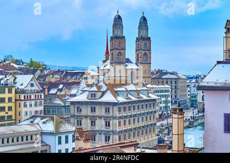 Der Blick auf den Grossmunster-Dom mit seinen Glockentürmen vom Gipfel des Lindenhofs, Zürich, Schweiz Stockfoto