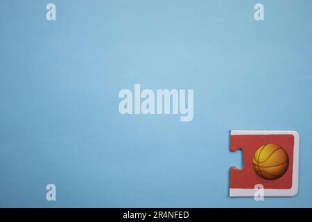 Puzzles auf dem blauen Hintergrund platzieren. Basketballball. Stockfoto