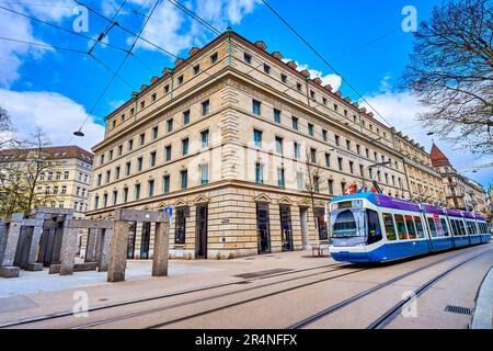 ZÜRICH, SCHWEIZ - 3. APRIL 2022: Bahnhofstraße und moderne Skulptur Max Bill Pavillon-Skulptur, am 3. April in Zürich, Schweiz Stockfoto