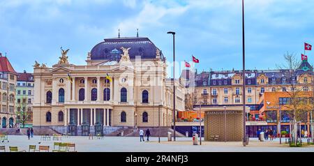 ZÜRICH, SCHWEIZ - 3. APRIL 2022: Züricher Opernhaus und Sechselautenplatz, am 3. April in Zürich, Schweiz Stockfoto