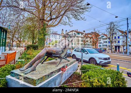 ZÜRICH, SCHWEIZ - 3. APRIL 2022: Die moderne Skulptur der liegenden Frau im kleinen Garten der Limmatquai Straße am 3. April in Zürich, Switzerla Stockfoto