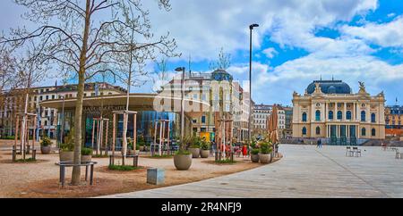 ZÜRICH, SCHWEIZ - 3. APRIL 2022: Sechselautenplatz mit historischen Gebäuden und modernem Glascafé-Gebäude, am 3. April in Zürich, Schweiz Stockfoto