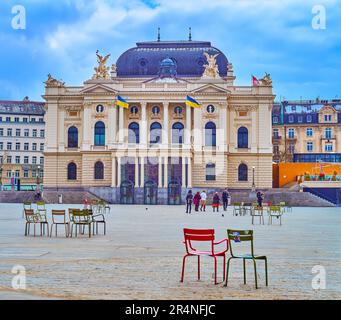 ZÜRICH, SCHWEIZ - 3. APRIL 2022: Sechselautenplatz mit öffentlichen Stühlen und Fassade des Opernhauses Zürich, am 3. April in Zürich, Schweiz Stockfoto