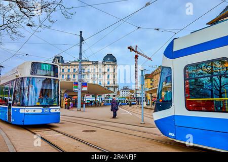 ZÜRICH, SCHWEIZ - 3. APRIL 2022: Straßenbahnhaltestelle am Bellevueplatz, am 3. April in Zürich, Schweiz Stockfoto