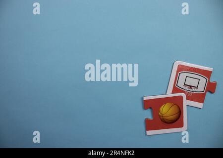Puzzles auf dem blauen Hintergrund platzieren. Basketball, Reifen. Gemischt. Stockfoto