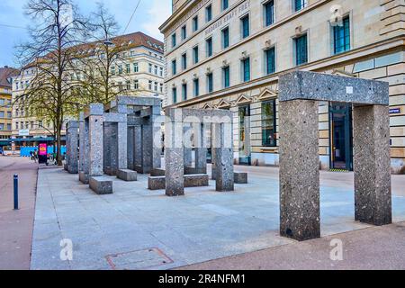 ZÜRICH, SCHWEIZ - 3. APRIL 2022: Die moderne minimalistische Stulptur Max Bill Pavillon-Skulptur auf der Bahnhofstraße am 3. April in Zürich, Schweiz Stockfoto