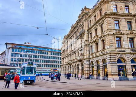 ZÜRICH, SCHWEIZ - 3. APRIL 2022: Straßenbahnhaltestelle am Paradeplatz, am 3. April in Zürich, Schweiz Stockfoto