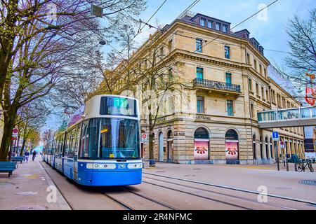 ZÜRICH, SCHWEIZ - 3. APRIL 2022: Die moderne Straßenbahn auf der Bahnhofstraße, am 3. April in Zürich, Schweiz Stockfoto