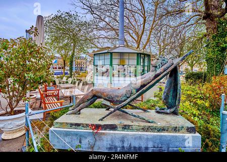 ZÜRICH, SCHWEIZ - 3. APRIL 2022: Die moderne Bronzeskulptur der Frau, die sich am 3. April auf der Terrasse in der Limmatquai Street im Freien befindet Stockfoto