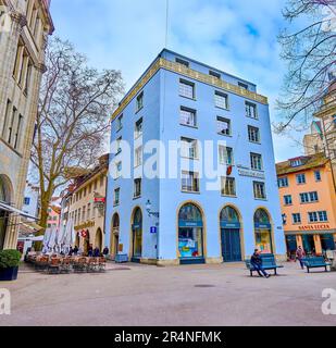 ZÜRICH, SCHWEIZ - 3. APRIL 2022: Die bescheidene Architektur des Zughusplatzes, der Heimat von Luxusboutiquen und Restaurants, am 3. April in Zürich Stockfoto