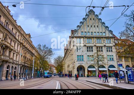 ZÜRICH, SCHWEIZ - 3. APRIL 2022: Beeindruckende historische Architektur der Altstadt, Bahnhofstraße, am 3. April in Zürich, Schweiz Stockfoto