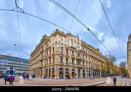 ZÜRICH, SCHWEIZ - 3. APRIL 2022: Panorama des Paradeplatzes und der Bahnhofstraße, am 3. April in Zürich, Schweiz Stockfoto
