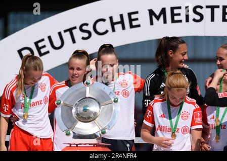 München, Deutschland. 28. Mai 2023. München, Deutschland, Mai 28. 2023: Nike Herrmann (34 FC Bayern München), Laura Marie Gloning (36 FC Bayern München) und Franziska Kett (20 FC Bayern München) auf dem Podium, nachdem sie die Flyeralarm Frauen Bundesliga am FC Bayern Campus München gewonnen hatten. (Sven Beyrich/SPP) Kredit: SPP Sport Press Photo. Alamy Live News Stockfoto