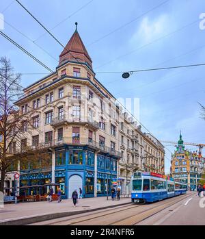ZÜRICH, SCHWEIZ - 3. APRIL 2022: Alte blaue Straßenbahn auf der Bahnhofstraße, am 3. April in Zürich, Schweiz Stockfoto