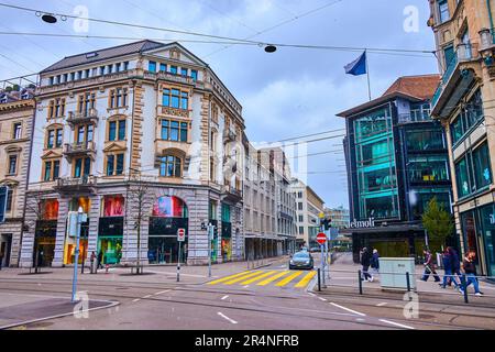 ZÜRICH, SCHWEIZ - 3. APRIL 2022: Die Bahnhofstraße mit Kaufhäusern und Boutiquen ist die berühmteste Einkaufsstraße der Stadt, am 3. April in Z Stockfoto