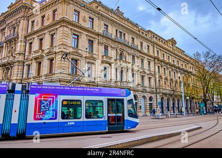 ZÜRICH, SCHWEIZ - 3. APRIL 2022: Die moderne Straßenbahn fährt auf der Bahnhofstraße im zentralen Bezirk am 3. April in Zürich, Schweiz Stockfoto