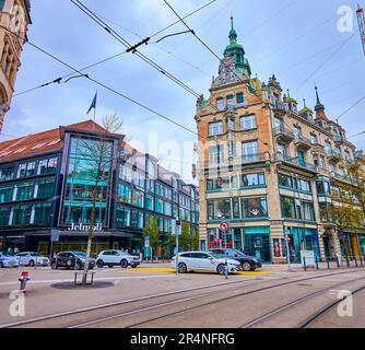 ZÜRICH, SCHWEIZ - 3. APRIL 2022: Beeindruckende historische Gebäude und Einkaufszentren in der Bahnhofstraße, am 3. April in Zürich, Schweiz Stockfoto