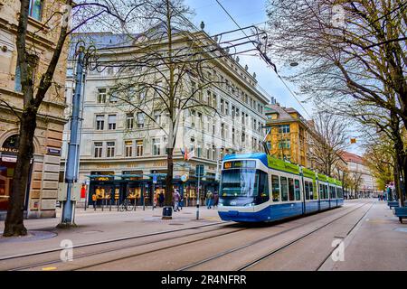 ZÜRICH, SCHWEIZ - 3. APRIL 2022: Bahnhofstraße die zentrale Straße mit Geschäften und Restaurants in der Innenstadt, am 3. April in Zürich, Schweiz Stockfoto