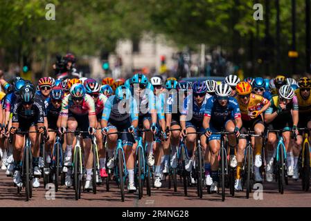 Peloton im Birdcage Walk während des Straßenrennen Classique UCI Women's WorldTour, Etappe 3, des Radsports Ford RideLondon 2023 in London, Großbritannien Stockfoto