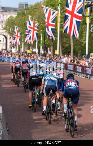 Fahrer in der Mall beim Classique UCI Women's WorldTour Road-Rennen, Etappe 3, der Ford RideLondon 2023 in London, Großbritannien Stockfoto