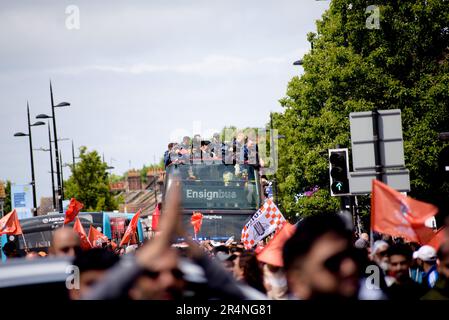 Luton, Großbritannien. 29. Mai 2023. Tausende von Fußballfans feiern die bemerkenswerte Beförderung ihres Teams zur Premier League auf den Straßen von Luton. Die Spieler nahmen an einer Siegesparade mit ihrer Trophäe in einem offenen Bus Teil, bevor sie sich den Fans zu einer Feier im Stadtzentrum anschlossen. Luton Town gewann am Samstag, den 27. Juni 2023 in Wembley die Promotion. Kredit: Kingsley Davis/Alamy Live News Stockfoto