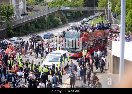 Luton, Großbritannien. 29. Mai 2023. Tausende von Fußballfans feiern die bemerkenswerte Beförderung ihres Teams zur Premier League auf den Straßen von Luton. Die Spieler nahmen an einer Siegesparade mit ihrer Trophäe in einem offenen Bus Teil, bevor sie sich den Fans zu einer Feier im Stadtzentrum anschlossen. Luton Town gewann am Samstag, den 27. Juni 2023 in Wembley die Promotion. Kredit: Kingsley Davis/Alamy Live News Stockfoto