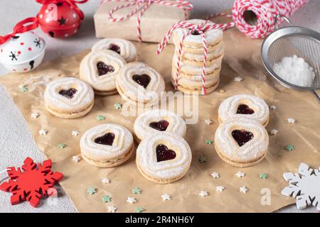 Weihnachts- oder Neujahrskekse mit roter Marmelade. Traditionelle festliche österreichische Kekse mit Marmelade. Linzer Kekse Stockfoto