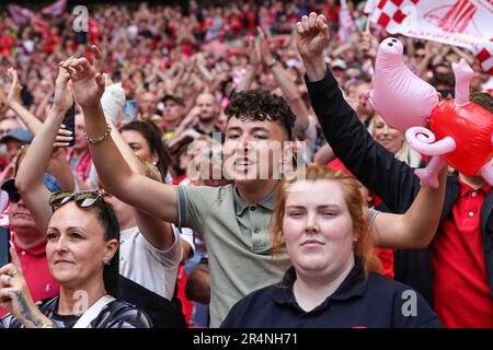 Barnsley-Fans während des Sky Bet League 1 Play-off-Finalspiels Barnsley vs Sheffield am Mittwoch im Wembley Stadium, London, Großbritannien, 29. Mai 2023 (Foto: Mark Cosgrove/News Images) Stockfoto