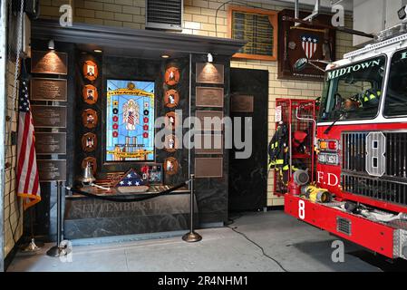 New York City, NY, USA, 29. Mai 2023, am Memorial Day Holiday in einer Feuerwache in Midtown, ein Schrein zu Ehren der 10 gefallenen Feuerwehrleute des NYFD-Bataillons 8, Triebwerk 8 und Leiter 2, Die während des Terroranschlags auf das World Trade Center im Jahr 9/11 in Ausübung ihres Dienstes getötet wurden. Credit D Guest Smith / Alamy Live News Stockfoto