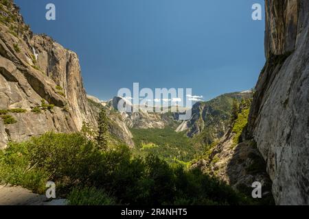 Blick vom Yosemite Falls Trail in Richtung Half Dome in das Tal Stockfoto