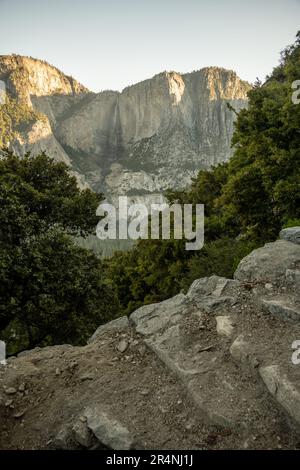 Blick über den Edge of Four Mile Trail in Richtung Upper Yosemite Falls im Sommer Stockfoto