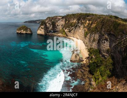 Inseln und Strände von Nusa Penida, nahe Bali in Indonesien. Diamond Beach, wunderschöne riesige Felsen umgeben von türkisfarbenem Wasser, die helle Sonne scheint Stockfoto
