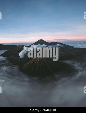 Wunderschöner Sonnenaufgang am Mount Bromo , dem aktiven Vulkan im Bromo Tengger Semeru Nationalpark, Ost-Java, Indonesien. Drohnenschuss. Stockfoto