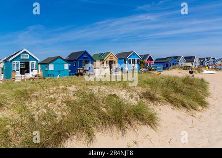 Hengistbury Head, Mudeford Spit, Christchurch, Dorset UK. 29. Mai 2023 Das Wetter im Vereinigten Königreich: In Hengistbury Head ist es warm und sonnig, wenn Besucher die Gegend besuchen, um am Frühjahrsmontag das Beste aus der Sonne zu machen. Luxuriöse Strandhütten in Hengistbury Head sind wegen ihrer Lage und Aussicht sehr beliebt und wenn man zum Verkauf steht, bekommt man extrem hohe Preise. Kredit: Carolyn Jenkins/Alamy Live News Stockfoto