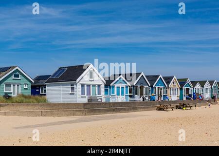 Hengistbury Head, Mudeford Spit, Christchurch, Dorset UK. 29. Mai 2023 Das Wetter im Vereinigten Königreich: In Hengistbury Head ist es warm und sonnig, wenn Besucher die Gegend besuchen, um am Frühjahrsmontag das Beste aus der Sonne zu machen. Luxuriöse Strandhütten in Hengistbury Head sind wegen ihrer Lage und Aussicht sehr beliebt und wenn man zum Verkauf steht, bekommt man extrem hohe Preise. Kredit: Carolyn Jenkins/Alamy Live News Stockfoto