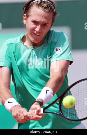 Paris, Frankreich. 28. Mai 2023. Sebastian Korda aus den USA gibt den Ball am Sonntag, den 28. Mai 2023, bei der ersten Spieltour der French Tennis Open in Roland Garros in Paris, Frankreich, an den Landsmann MacKenzie MacDonald zurück. Korda gewann 6:4, 7:5, 6:4. Foto: Maya Vidon-White/UPI Credit: UPI/Alamy Live News Stockfoto
