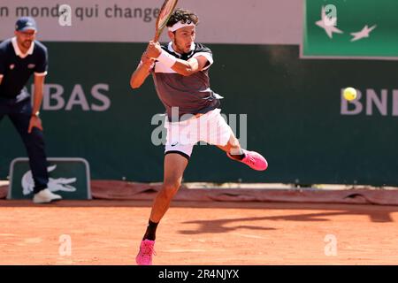 Paris, Frankreich. 28. Mai 2023. Emilio Nava aus den USA gibt den Ball an Spaniard Roberto Carballes Baena zurück, während der ersten Tour der French Tennis Open in Roland Garros in Paris, Frankreich, am Sonntag, den 28. Mai 2023. Baena gewann 7:6, 6:3, 6:2. Foto: Maya Vidon-White/UPI Credit: UPI/Alamy Live News Stockfoto